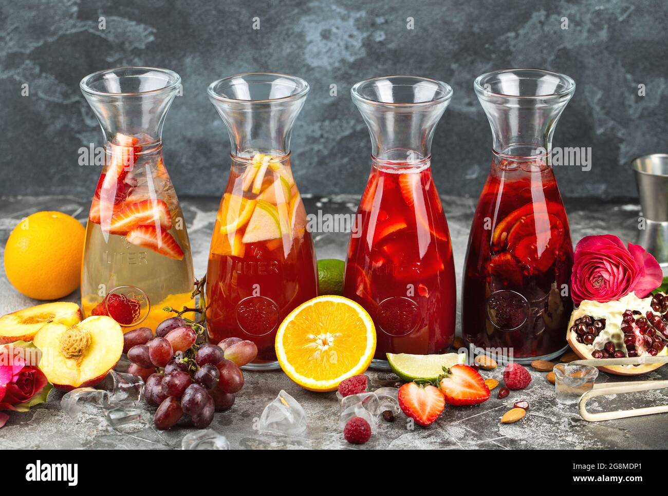 Bevande fresche e succhi di frutta. Frutta estiva, frutti di bosco, bevande Foto Stock