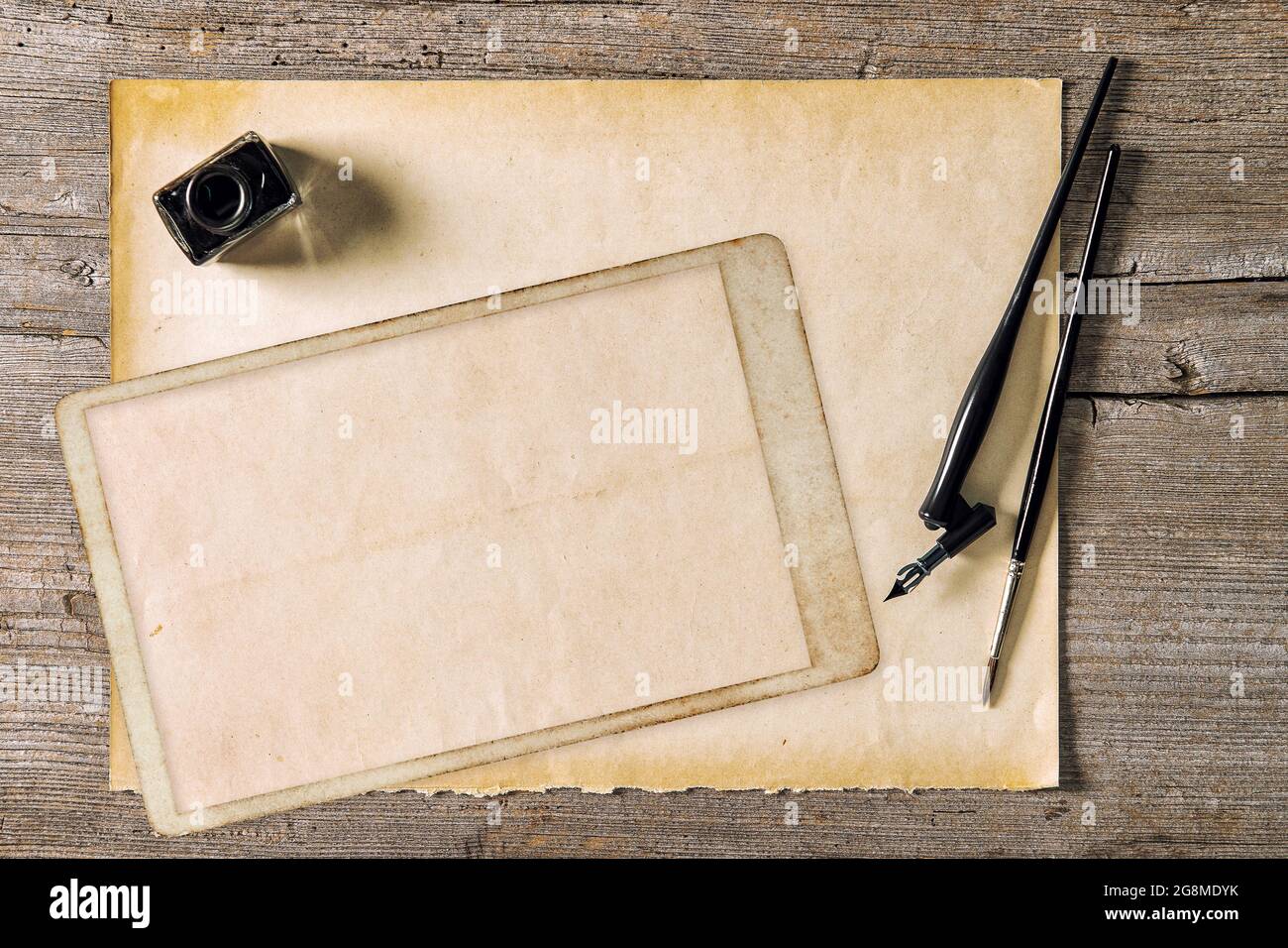 Foto cornice mockup, carta lettera, strumenti di scrittura. Piatto stile vintage Foto Stock