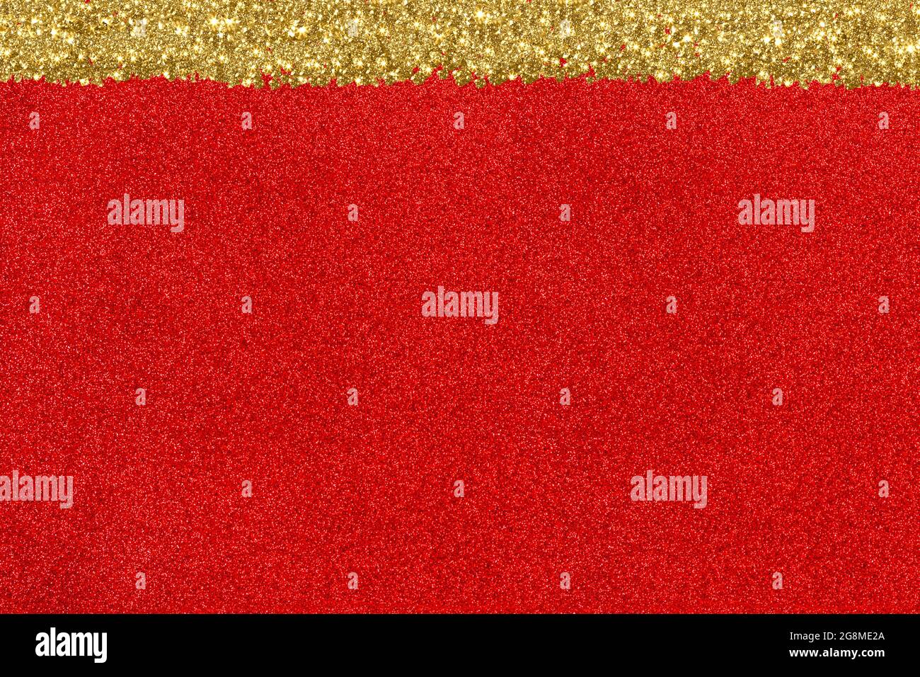 Sfondo rosso glitter con stelle lucenti a strisce dorate Foto Stock