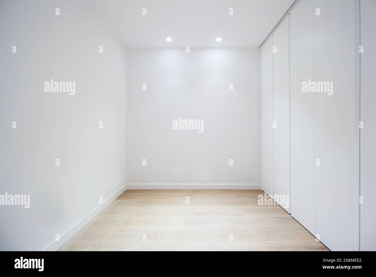 camera vuota con armadi e pareti bianche Foto Stock