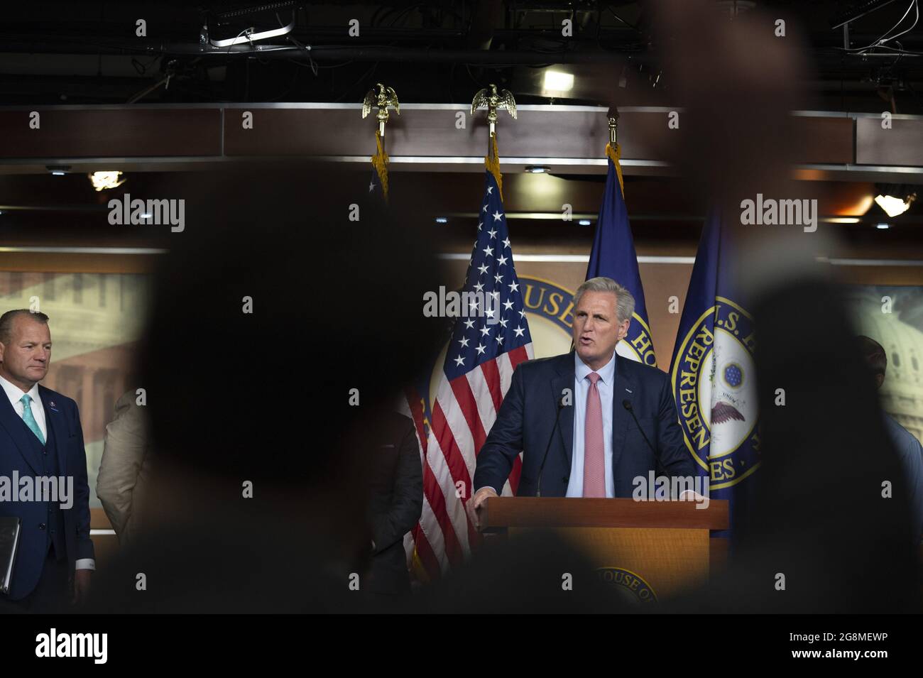 Washington, Stati Uniti. 21 luglio 2021. Kevin McCarthy, R-California, tiene una conferenza stampa dopo aver rimosso le selezioni di GOP per la commissione del 6 gennaio dopo che il presidente della Camera Nancy Pelosi, D-California, ha respinto la Rep. Jim Jordan, R-Ohio., e la Rep. Jim Banks, R-Ind., presso il Campidoglio degli Stati Uniti a Washington, DC., mercoledì 21 luglio 2021. Foto di Bonnie Cash/UPI Credit: UPI/Alamy Live News Foto Stock