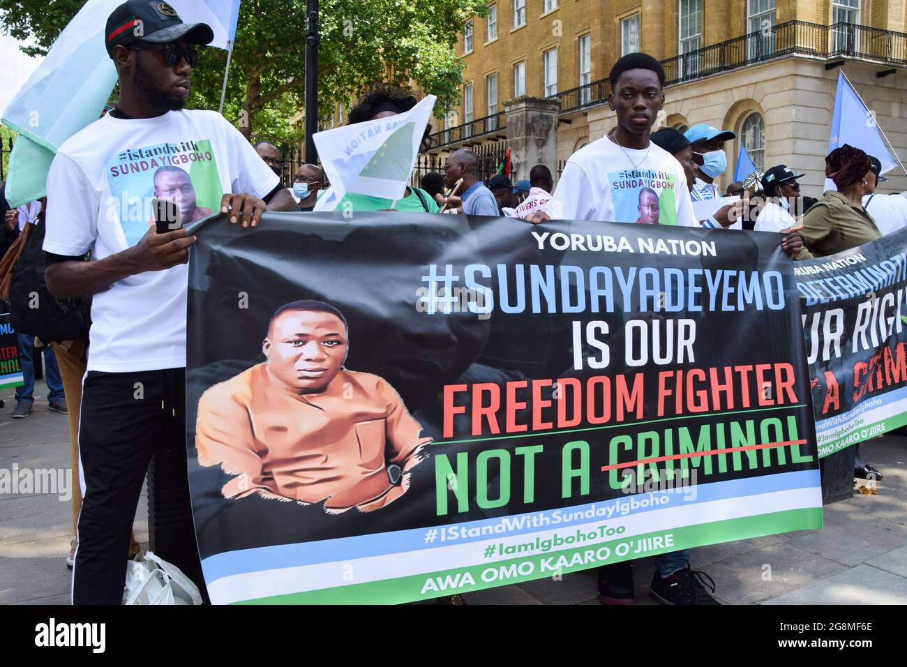 Londra, Regno Unito. 21 luglio 2021. I dimostranti hanno un banner Igboho pro-domenica durante la protesta della Nazione Yoruba. I sostenitori nigeriani della Yoruba Nation si sono riuniti fuori Downing Street per chiedere il rilascio dell'attivista Sunday Adeyemo, noto anche come Sunday Igboho, recentemente arrestato in Benin. Credit: SOPA Images Limited/Alamy Live News Foto Stock