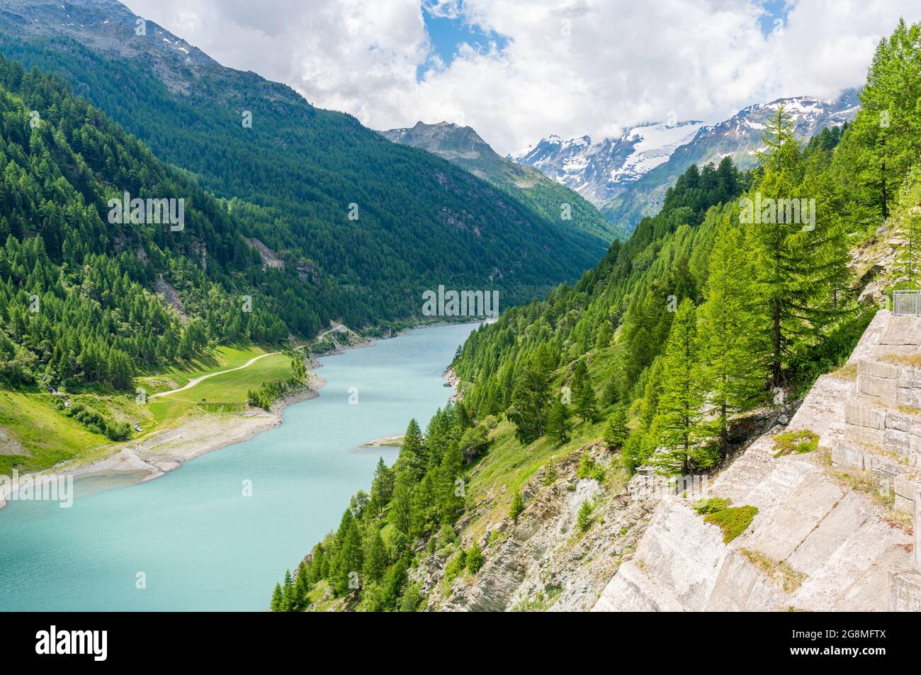 Idilliaca vista estiva mattutina nella bellissima Valgrisenche, Valle d'Aosta, Italia settentrionale. Foto Stock