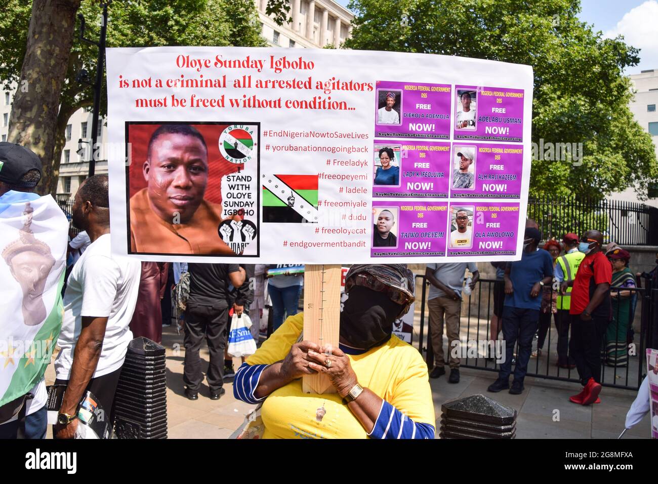 Londra, Regno Unito. 21 luglio 2021. Un dimostratore tiene un cartello che chiede il rilascio di Sunday Igboho e di altri attivisti durante la protesta della Nazione Yoruba. I sostenitori nigeriani della Yoruba Nation si sono riuniti fuori Downing Street per chiedere il rilascio dell'attivista Sunday Adeyemo, noto anche come Sunday Igboho, recentemente arrestato in Benin. (Foto di Vuk Valcic/SOPA Images/Sipa USA) Credit: Sipa USA/Alamy Live News Foto Stock