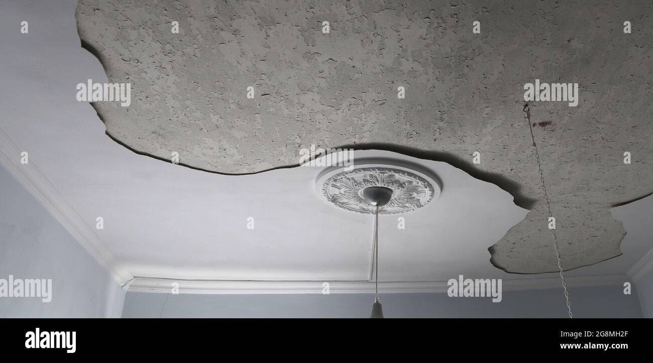 L'intonaco cadde dal soffitto. Lavoro svolto male. Foto Stock