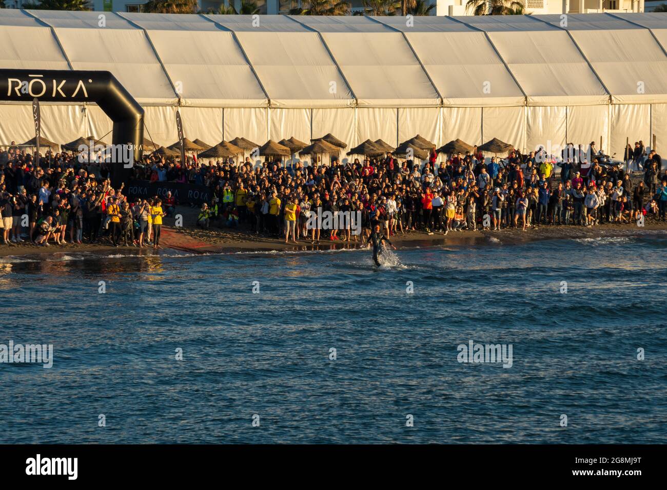 PUERTO BANUS, SPAGNA - 28 APRILE 2018. Pubblico che guarda i concorrenti dopo aver terminato il giro di nuoto nella gara di ironman. Foto Stock