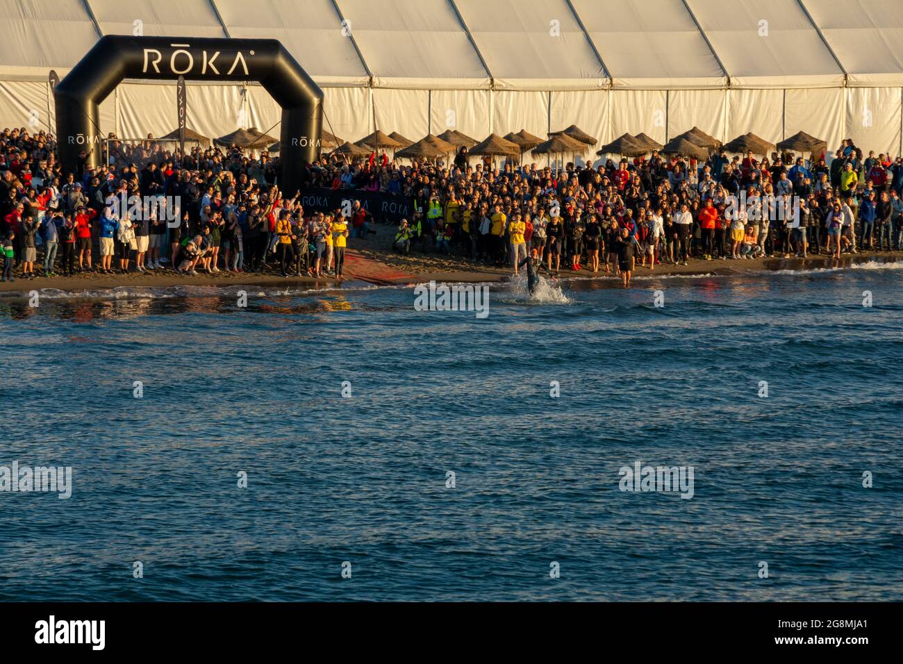 PUERTO BANUS, SPAGNA - 28 APRILE 2018. Pubblico che guarda i concorrenti dopo aver terminato il giro di nuoto nella gara di ironman. Foto Stock