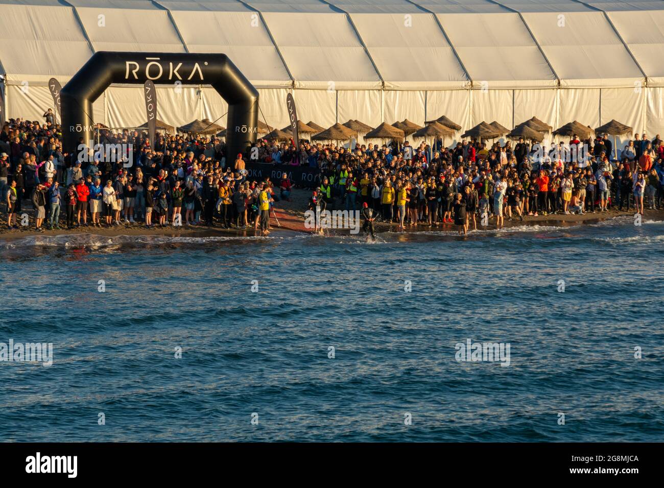 PUERTO BANUS, SPAGNA - 28 APRILE 2018. Pubblico che guarda i concorrenti dopo aver terminato il giro di nuoto nella gara di ironman. Foto Stock
