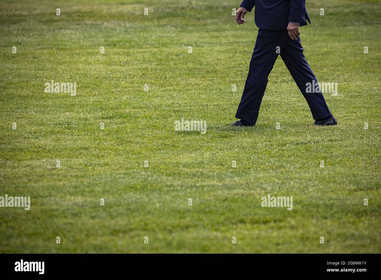 Washington, Stati Uniti. 21 luglio 2021. Il presidente Joe Biden si dirige a Marine One dall'ufficio ovale per un viaggio in Kentucky alla Casa Bianca a Washington, DC mercoledì 21 luglio 2021. Photo by Samuel Corum/UPI Credit: UPI/Alamy Live News Foto Stock