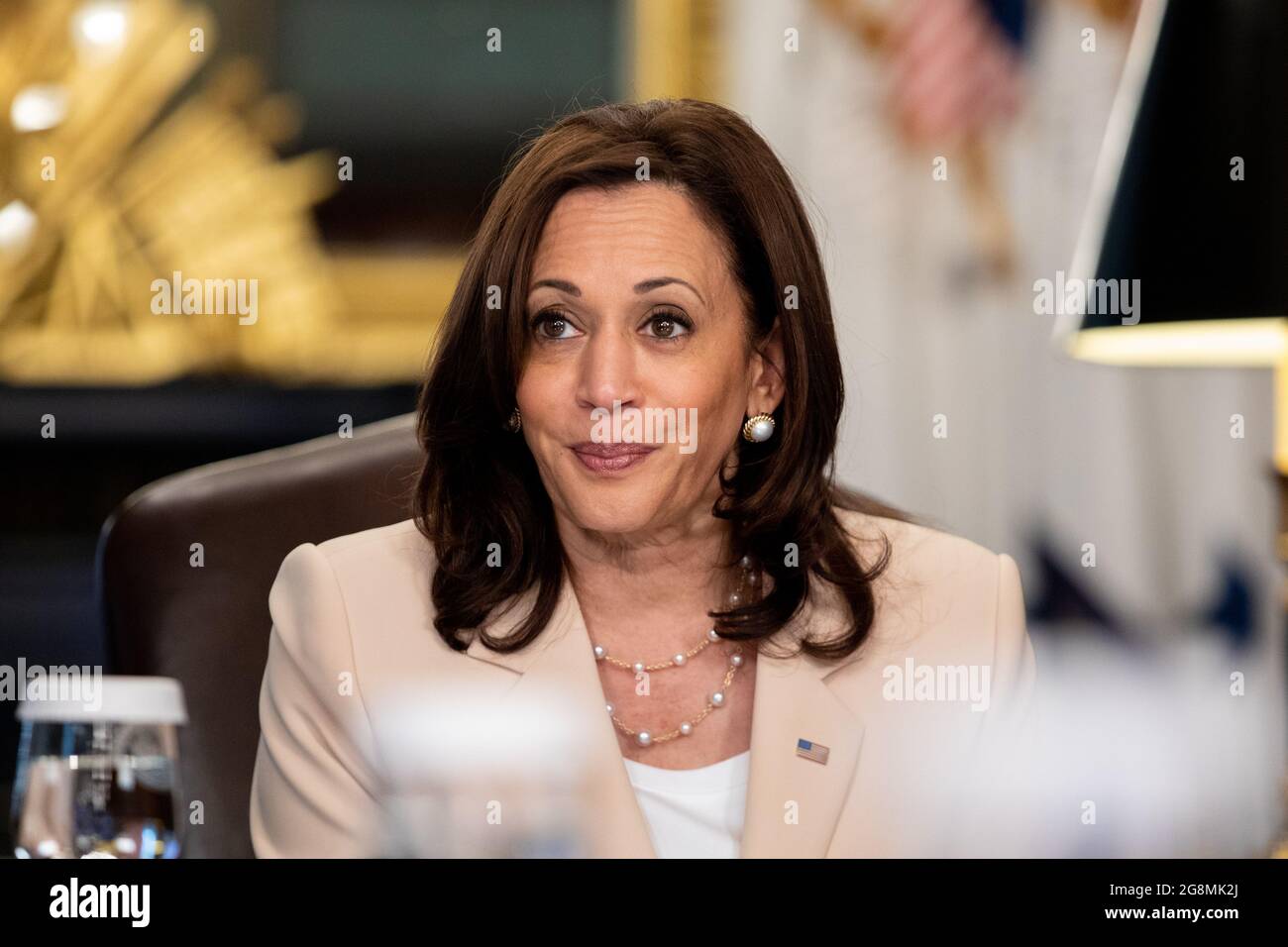Il Vice Presidente degli Stati Uniti Kamala Harris ha una conversazione cerimoniale con i lavoratori delle elezioni nel suo ufficio Ceremonial alla Casa Bianca a Washington Mercoledì, 21 luglio 2021.Credit: Amanda Andrade-Rhoades/Pool via CNP /MediaPunch Foto Stock