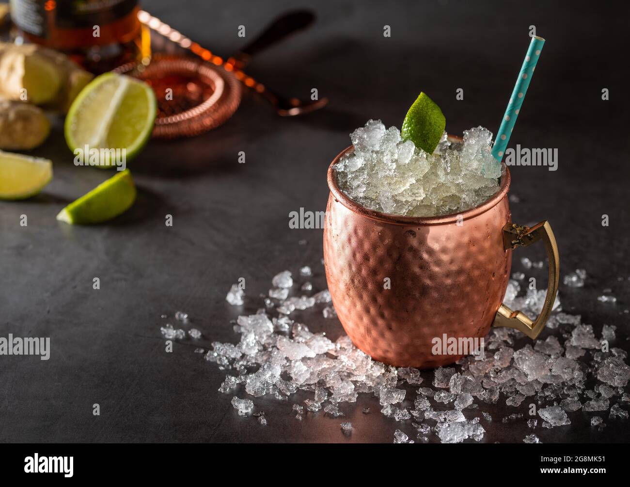 Moscow mule cocktail nella tazza di rame con lime e lo zenzero birra, vodka e menta guarnire Foto Stock