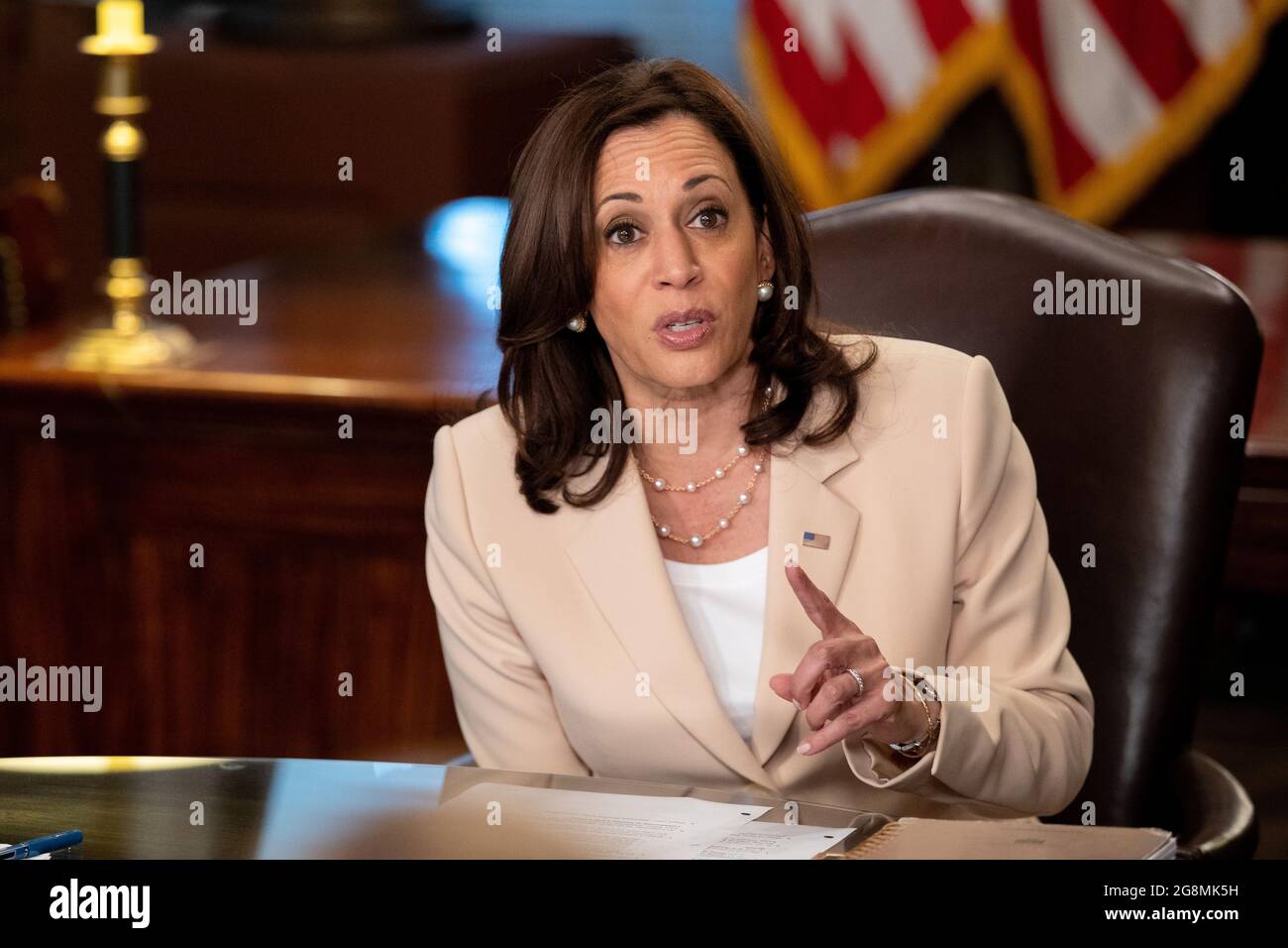 Il Vice Presidente degli Stati Uniti Kamala Harris ha una conversazione cerimoniale con i lavoratori delle elezioni nel suo ufficio Ceremonial alla Casa Bianca a Washington Mercoledì, 21 luglio 2021.Credit: Amanda Andrade-Rhoades/Pool via CNP /MediaPunch Foto Stock