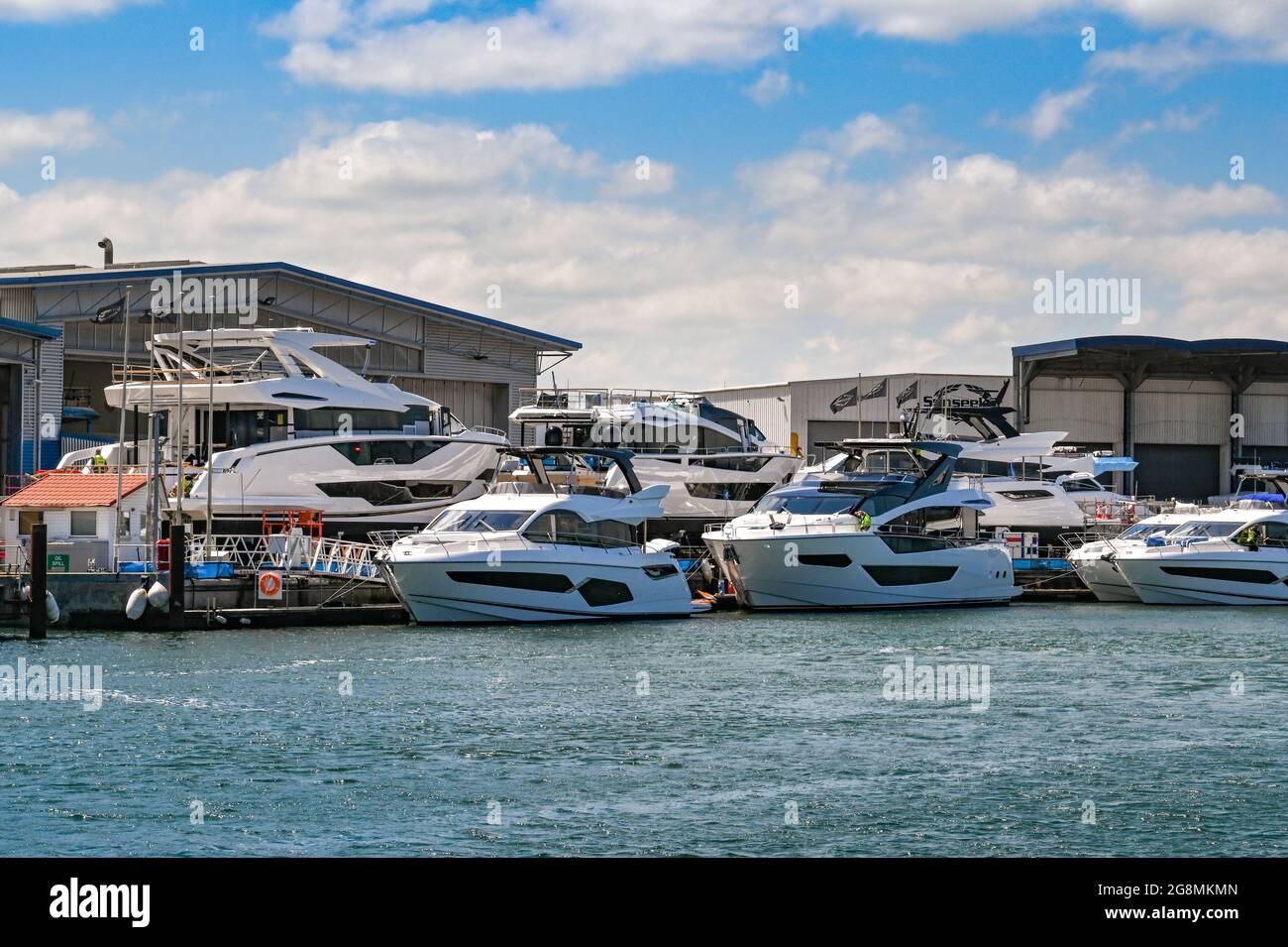 Poole, Dorset - Giugno 2021: Yacht a motore di lusso fuori dalla fabbrica Sunseeker a Poole dove sono costruiti. Foto Stock