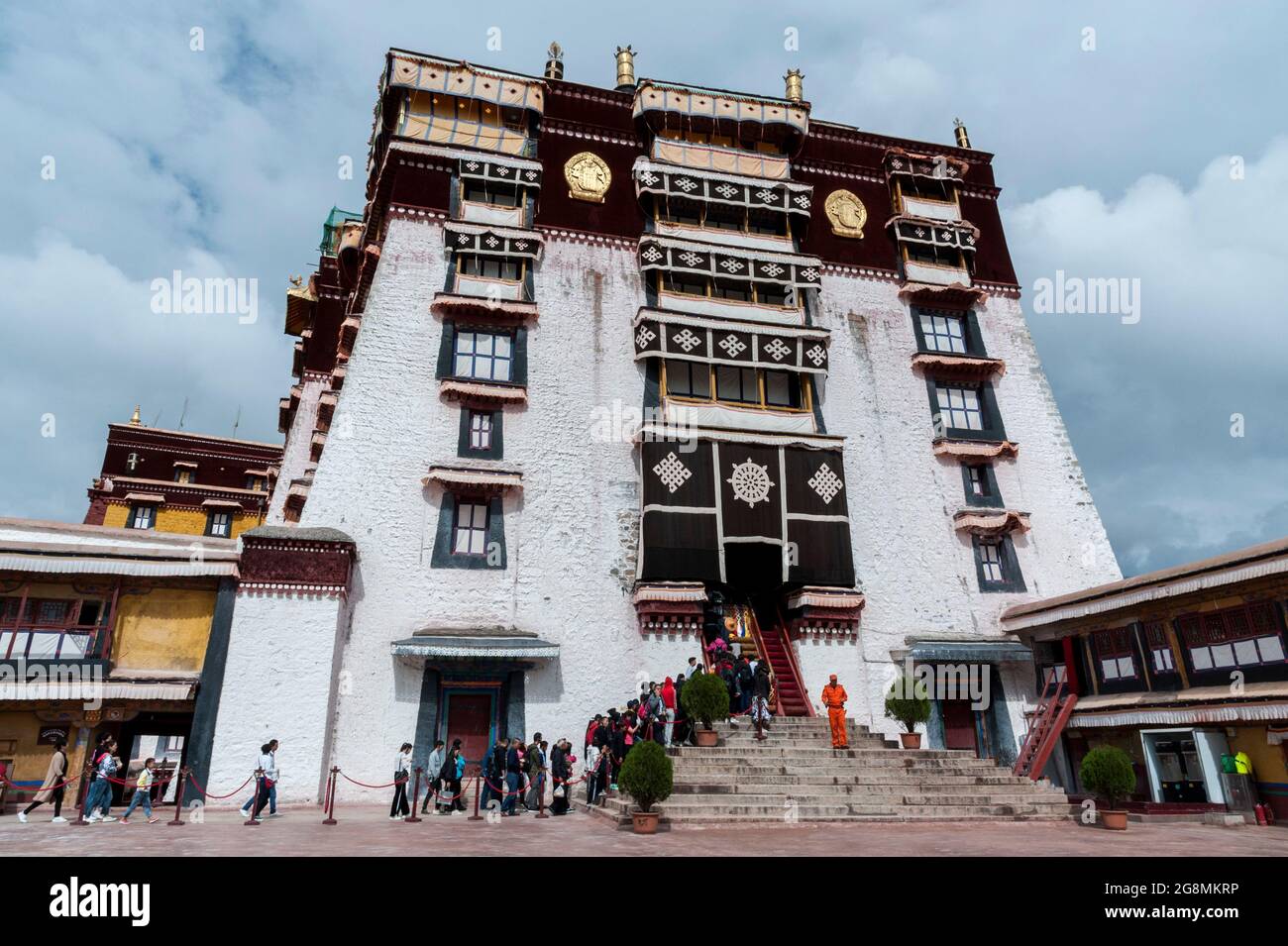 Pellegrini tibetani non identificati nel magnifico Palazzo Potala a Lhasa, sede del Dalai lama prima dell'invasione cinese e del Patrimonio Mondiale dell'UNESCO Foto Stock