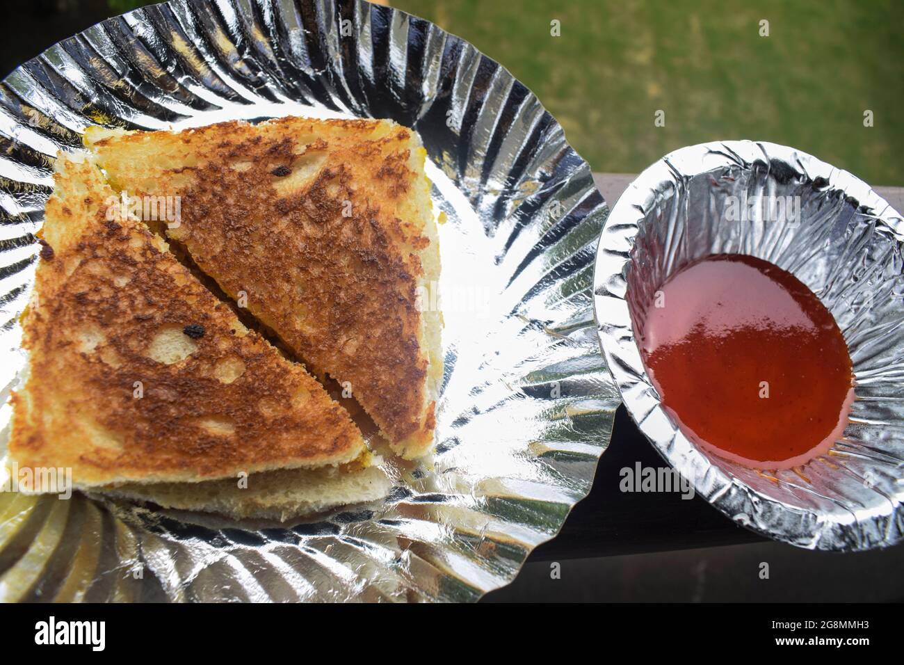 Sandwich ripieni di patate alla griglia in stile indiano. Alo sabji ripieno di curry in pausa e alla griglia. Servito con ketchup di pomodoro a colazione e tè sna Foto Stock