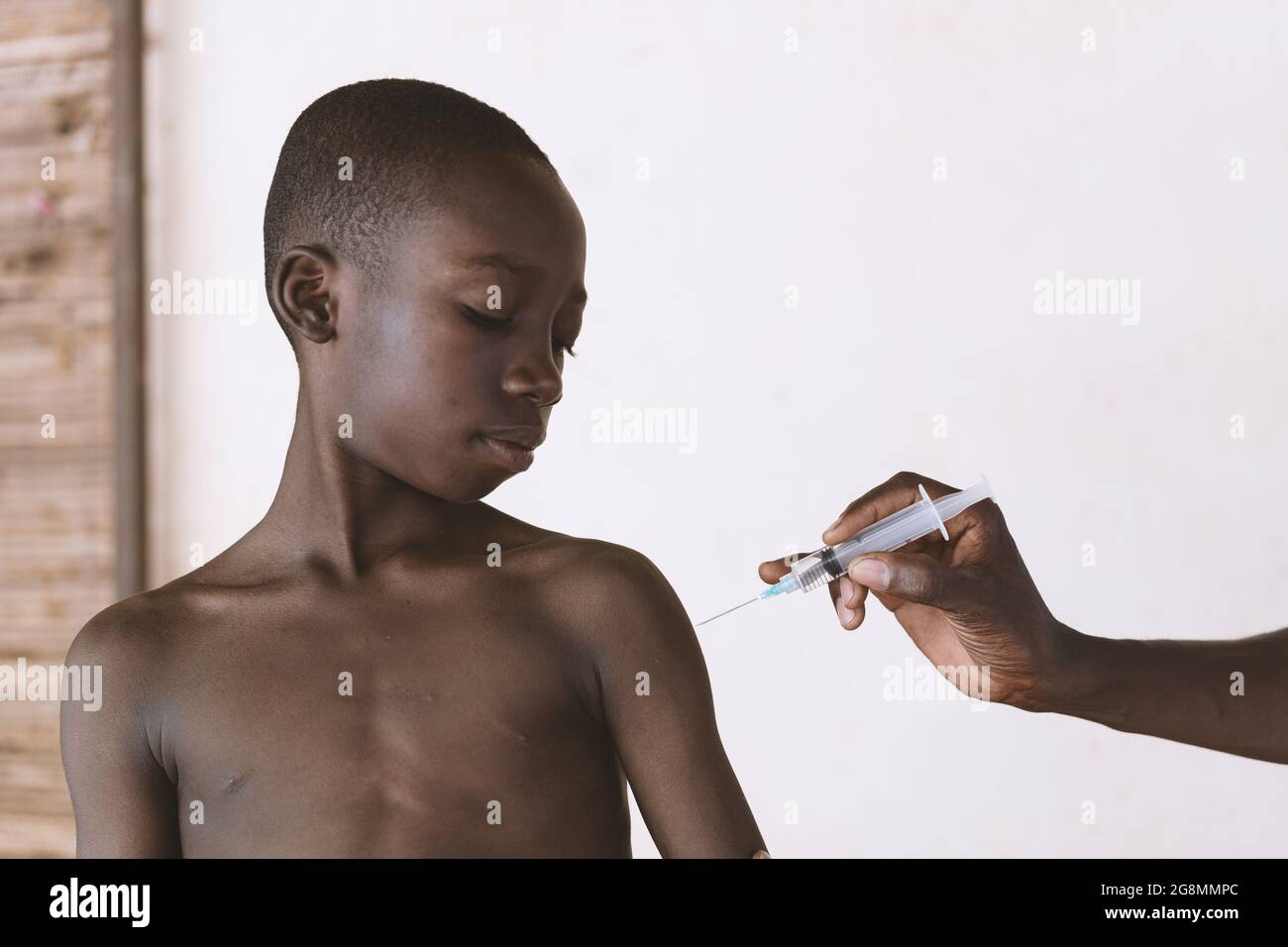 Questa è un'immagine di un giovane ragazzo nero africano che riceve una vaccinazione infantile a Bamako, Mali. Foto Stock
