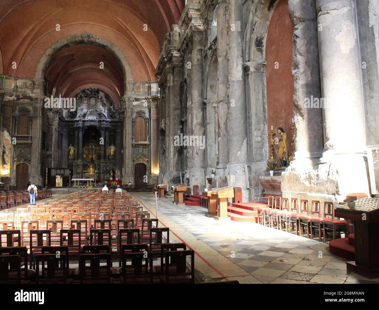 Lisboa, Lisboa Portogallo. 21 luglio 2021. (INT) Vista della chiesa di Sao Domingos, a Lisbona. 21 luglio 2021, Lisbona, Portogallo: Vista della chiesa di Sao Domingos, a Lisbona, Mercoledì (21). Costruita nel XIII secolo, per ordine del re Sancho II, con la sua prima pietra nel 1241, fu oggetto di numerose campagne di opere che alteravano le sue caratteristiche medievali. Fu qui che iniziò il massacro di Lisbona del 1506. Il terremoto del 1531 ha forzato una nuova ricostruzione nel 1536. (Credit Image: © Edson De Souza/TheNEWS2 via ZUMA Press Wire) Foto Stock