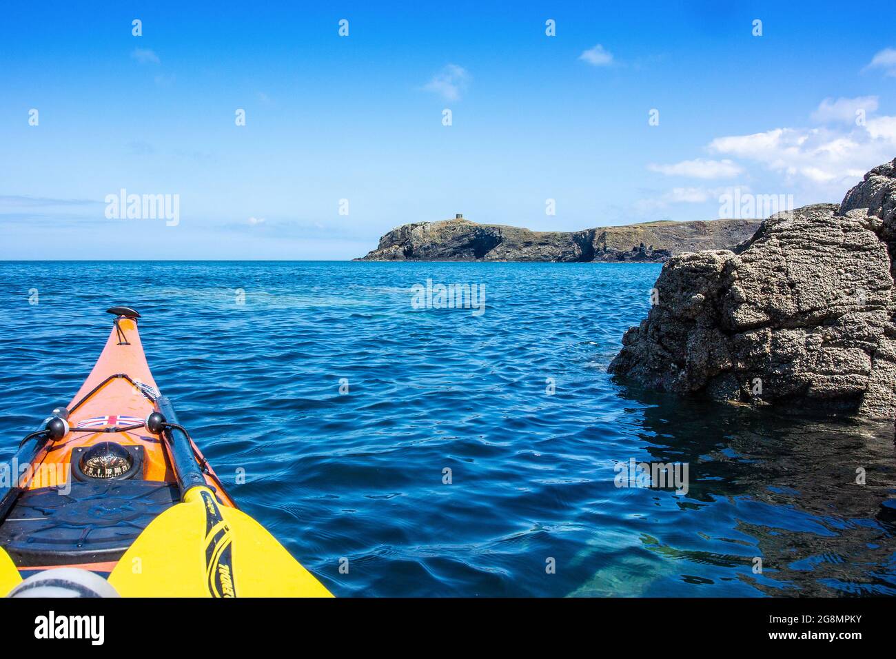 Kayak in mare ad Abereiddy sulla Costa del Pembrokeshire Foto Stock