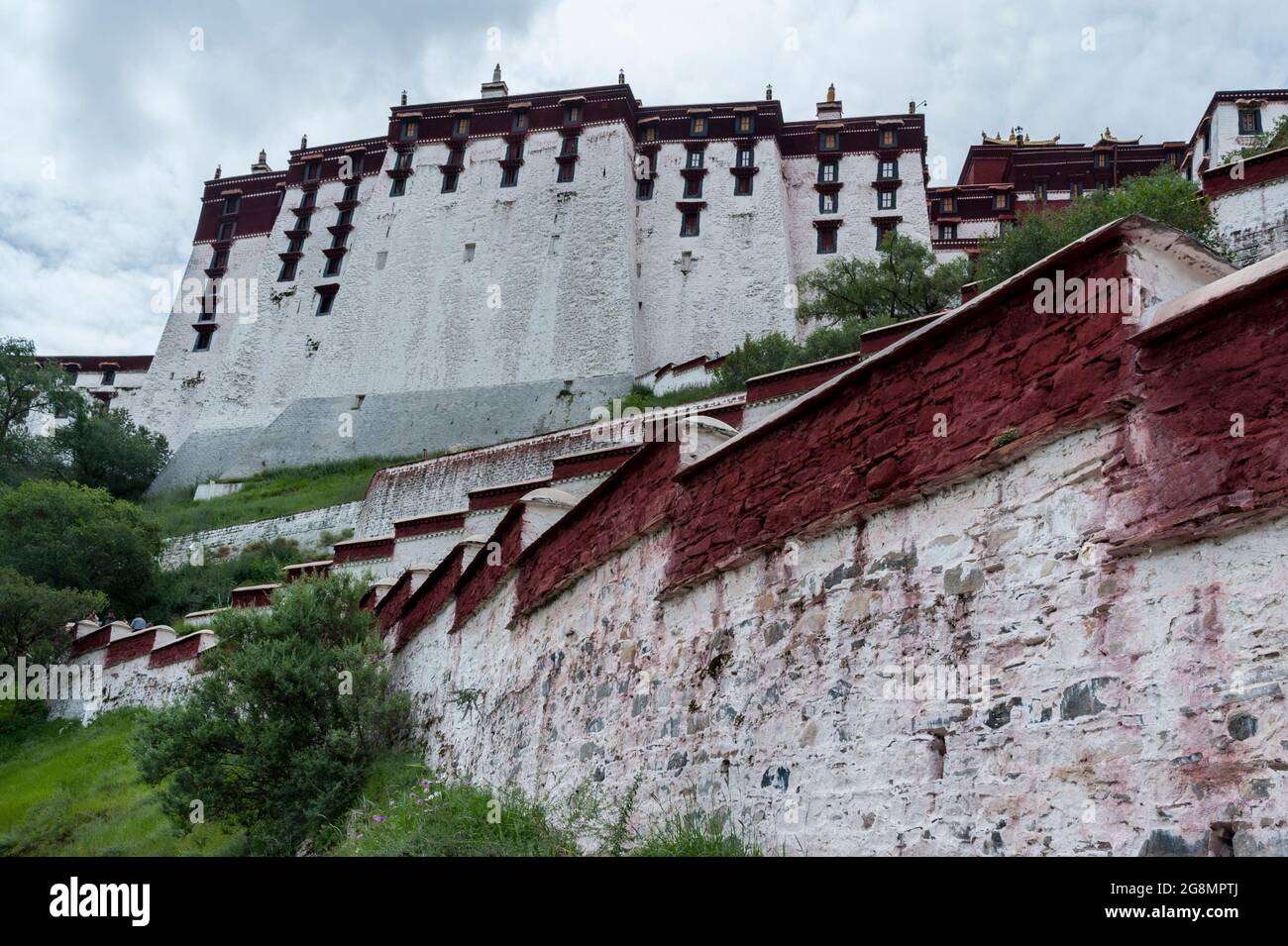 LHASA, TIBET - 17 AGOSTO 2018: Magnifico Palazzo Potala a Lhasa, sede del Dalai lama prima dell'invasione cinese e sito patrimonio dell'umanità dell'UNESCO. Foto Stock