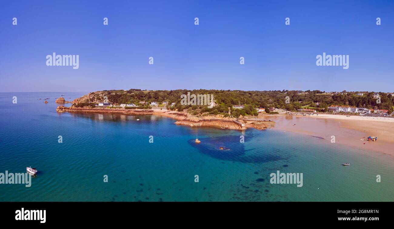 Immagine panoramica airial di St Brelades Bay a mezza marea al sole. Isole del canale di Jersey Foto Stock