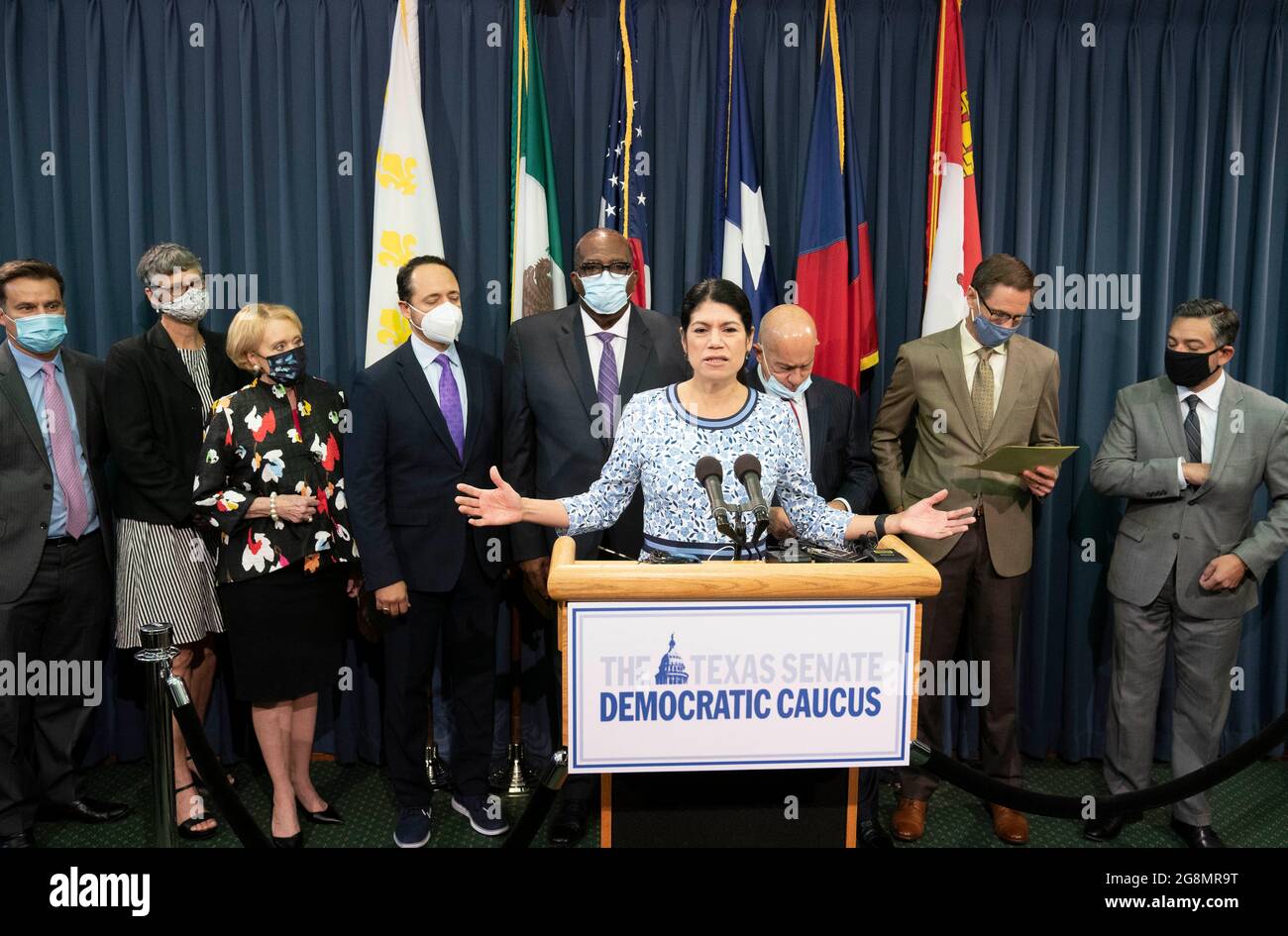 Austin, Texas USA, 21 luglio 2021: Il Senatore di Stato Carol Alvarado, D-Houston, si unisce ad altri otto senatori della Repubblica Democratica del Texas che hanno sostenuto i loro colleghi di Washington, D.C., che hanno sostenuto il quorum della Camera mentre tornano al Campidoglio del Texas. Il gruppo ha indetto una conferenza stampa al Campidoglio per spiegare la loro opposizione ai progetti di voto proposti dai repubblicani nella sessione speciale. Credit: Bob Daemmrich/Alamy Live News Foto Stock