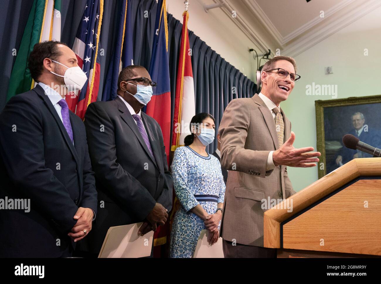 Austin, Texas USA, 21 luglio 2021: Il Senatore di Stato Nathan Johnson, D-Dallas, si unisce a nove senatori democratici del Texas che hanno sostenuto i loro colleghi che si occupano del quorum della Camera a Washington, D. C. quando tornano al Campidoglio del Texas. Il gruppo ha indetto una conferenza stampa al Campidoglio per spiegare la loro opposizione ai progetti di voto proposti dai repubblicani nella sessione speciale. Credit: Bob Daemmrich/Alamy Live News Foto Stock