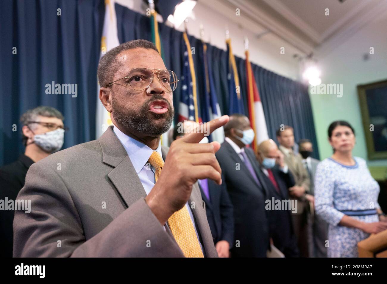 Austin, Texas USA, 21 luglio 2021: Il Senatore di Stato Borris Miles, D-Houston, si unisce a nove senatori della Texas Democratica che hanno sostenuto i loro colleghi che si occupano del quorum della Camera a Washington, D. C. quando tornano al Campidoglio del Texas. Il gruppo ha indetto una conferenza stampa al Campidoglio per spiegare la loro opposizione ai progetti di voto proposti dai repubblicani nella sessione speciale. Credit: Bob Daemmrich/Alamy Live News Foto Stock
