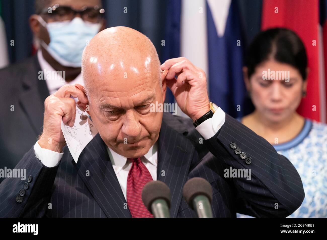Austin, Texas USA, 21 luglio 2021: Il Senatore di Stato John Whitmire, D-Houston, si unisce a nove senatori democratici del Texas che hanno sostenuto i loro colleghi che si occupano del quorum della Camera a Washington, D. C. quando tornano al Campidoglio del Texas. Il gruppo ha indetto una conferenza stampa al Campidoglio per spiegare la loro opposizione ai progetti di voto proposti dai repubblicani nella sessione speciale. Credit: Bob Daemmrich/Alamy Live News Foto Stock