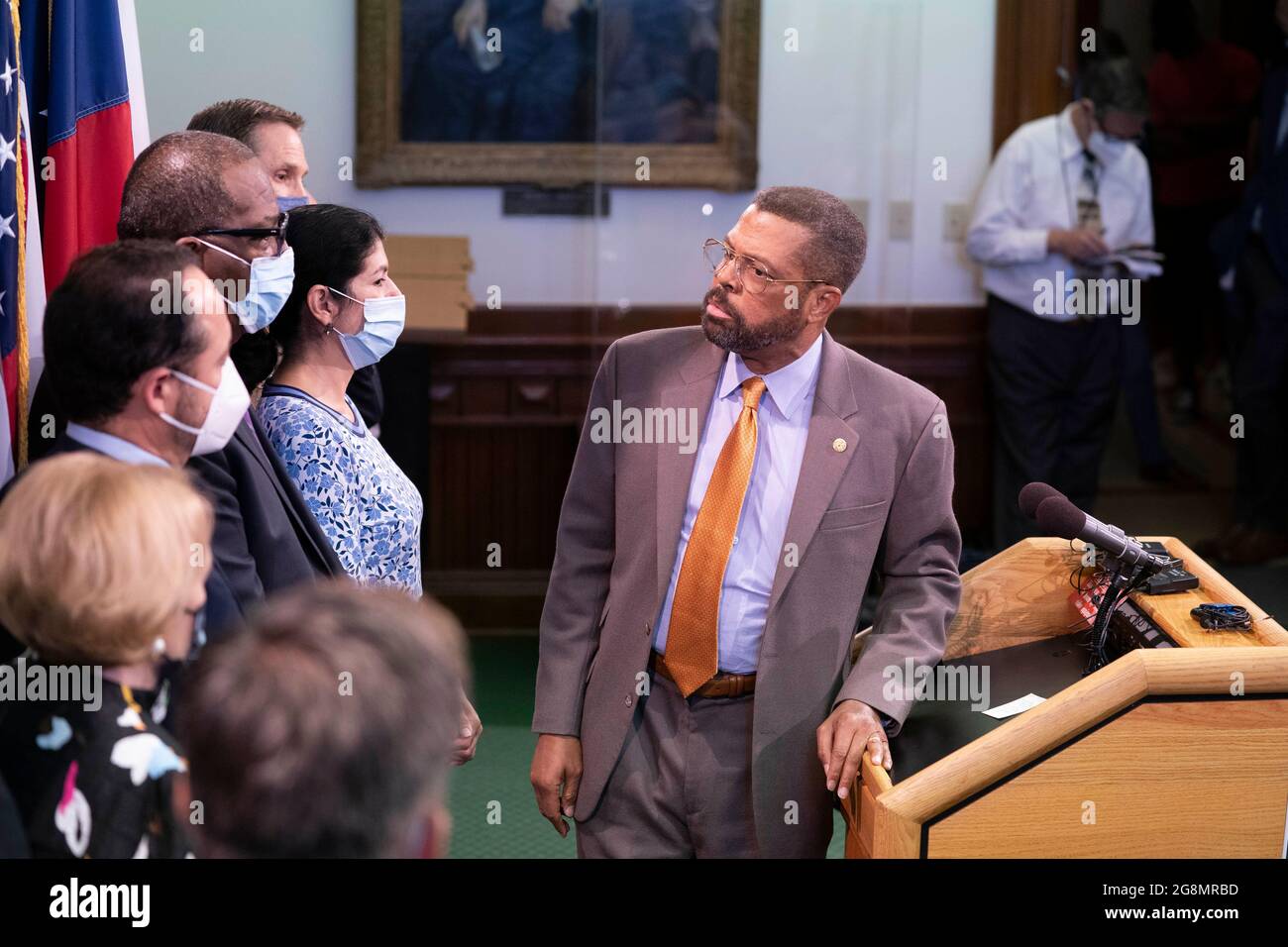 Austin, Texas USA, 21 luglio 2021: Il Senatore di Stato Borris Miles, D-Houston, si unisce a nove senatori della Texas Democratica che hanno sostenuto i loro colleghi che si occupano del quorum della Camera a Washington, D. C. quando tornano al Campidoglio del Texas. Il gruppo ha indetto una conferenza stampa al Campidoglio per spiegare la loro opposizione ai progetti di voto proposti dai repubblicani nella sessione speciale. Credit: Bob Daemmrich/Alamy Live News Foto Stock