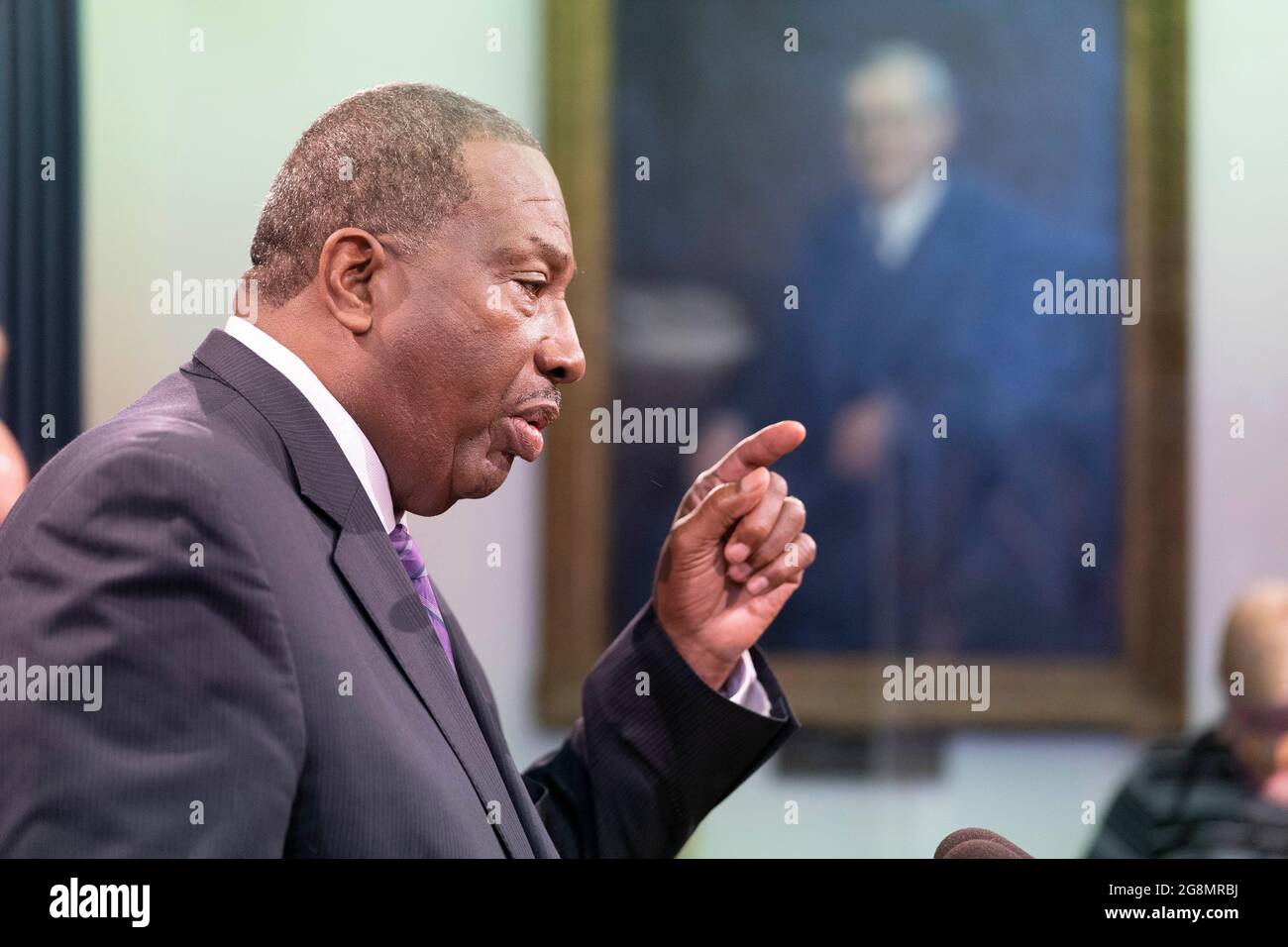 Austin, Texas USA, 21 luglio 2021: Il Sen. Di Stato Royce West, D-Dallas, si unisce a nove senatori della Texas Democratic che hanno sostenuto i loro colleghi che si occupano del quorum della Camera a Washington, D. C. quando tornano al Campidoglio del Texas. Il gruppo ha indetto una conferenza stampa al Campidoglio per spiegare la loro opposizione ai progetti di voto proposti dai repubblicani nella sessione speciale. Credit: Bob Daemmrich/Alamy Live News Foto Stock