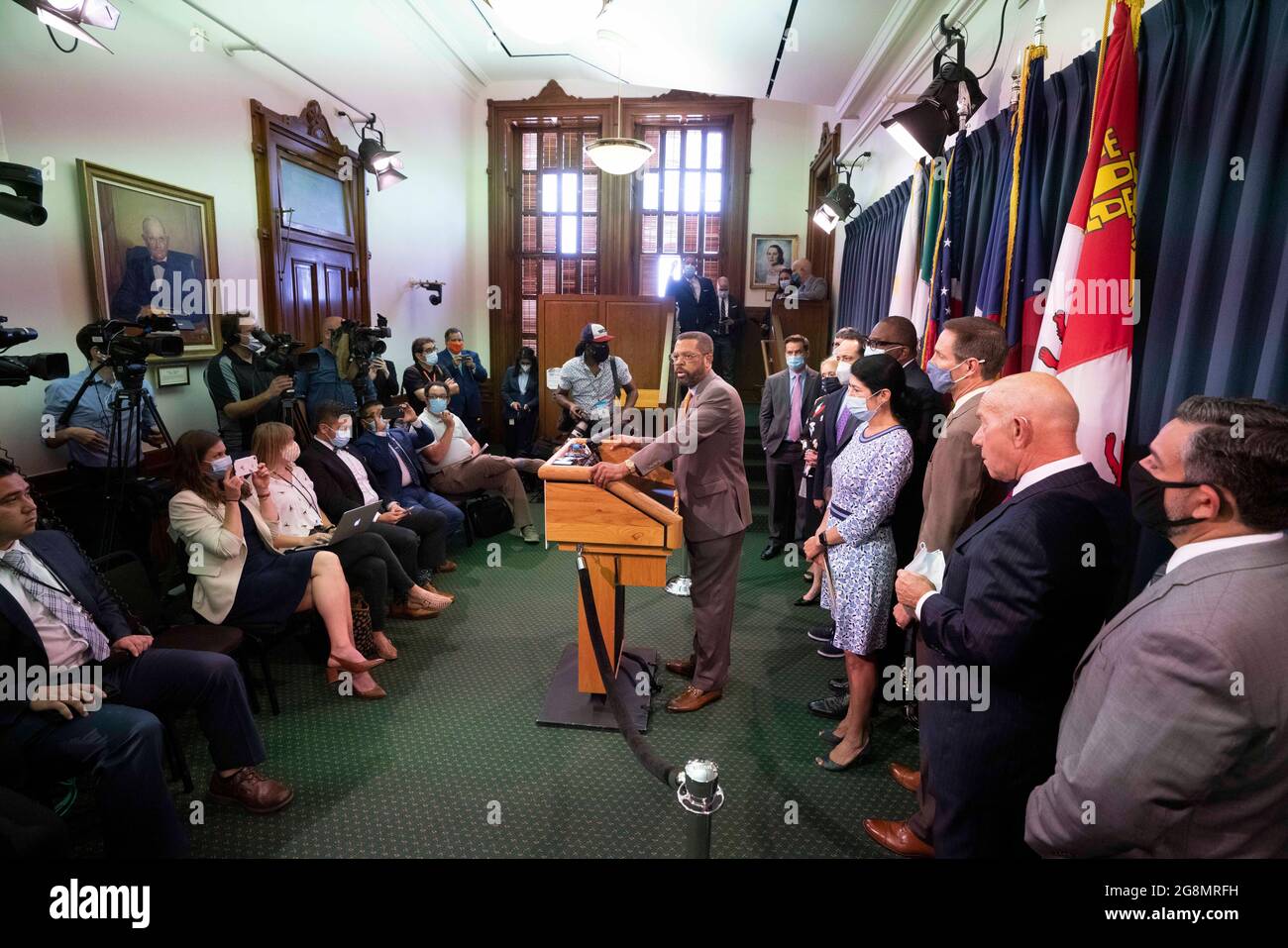 Austin, Texas USA, 21 luglio 2021: Il Senatore di Stato Borris Miles, D-Houston, si unisce a nove senatori della Texas Democratica che hanno sostenuto i loro colleghi che si occupano del quorum della Camera a Washington, D. C. quando tornano al Campidoglio del Texas. Il gruppo ha indetto una conferenza stampa al Campidoglio per spiegare la loro opposizione ai progetti di voto proposti dai repubblicani nella sessione speciale. Credit: Bob Daemmrich/Alamy Live News Foto Stock