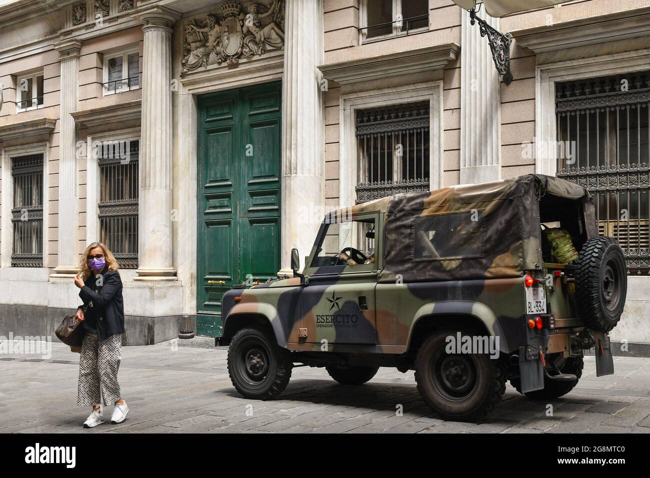 Auto da ricognizione Land Rover difensore dell'esercito italiano pattugliando il centro storico di Genova di fronte al Palazzo Bendinelli Sauli, Liguria, Italia Foto Stock