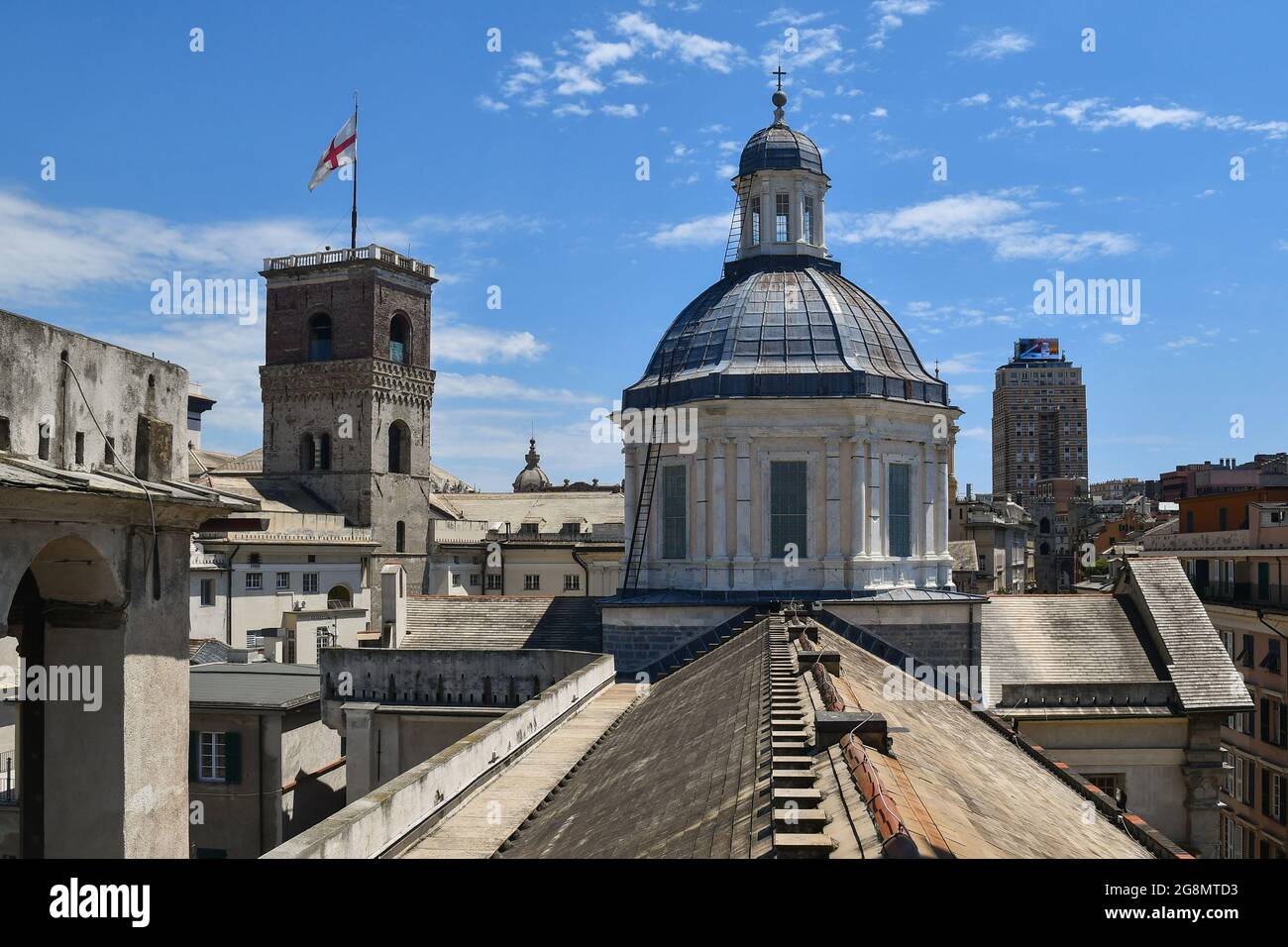 Vista sui tetti del centro di Genova con la cupola del Duomo di San Lorenzo, la Torre Grimaldina e il grattacielo di Torre Piacentini Foto Stock