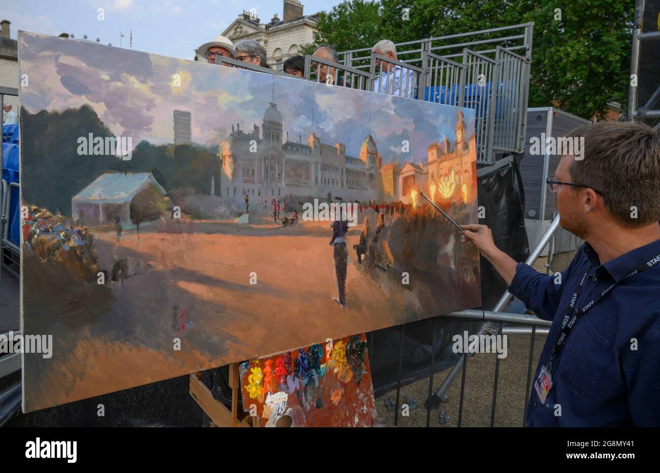 Horse Guards Parade, Londra, Regno Unito. 21 luglio 2021. Spettacolo musicale militare serale la Sword & the Crown in Horse Guards Parade che si svolge fino al 22 luglio e la prima apparizione pubblica delle bande massaggiate della Divisione Household dal giugno 2019. L'evento è catturato en plein air dall'artista Robert PointOn. Credit: Malcolm Park/Alamy Live News. Foto Stock