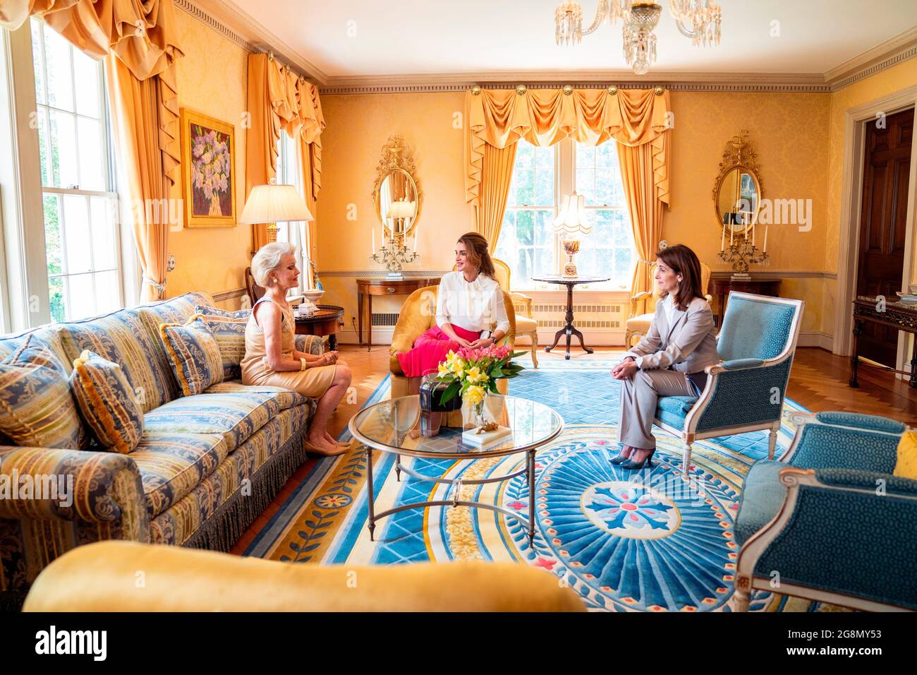 Regina Rania di Giordania a Washington, DC, il 20 luglio 2021, incontrando un gruppo di donne durante un pranzo ospitato dalla signora Grace Nelson, moglie dell'amministratore della NASA ed ex senatore Bill Nelson Foto: Royal Hashemite Court/Albert Nieboer/Netherlands OUT/Point de Vue OUT Foto Stock