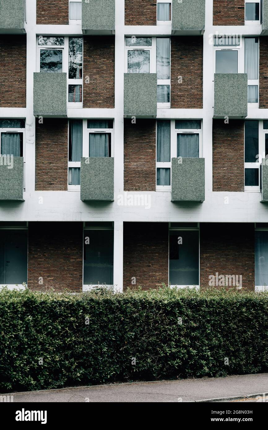 Immagine verticale di un edificio residenziale fac Foto Stock