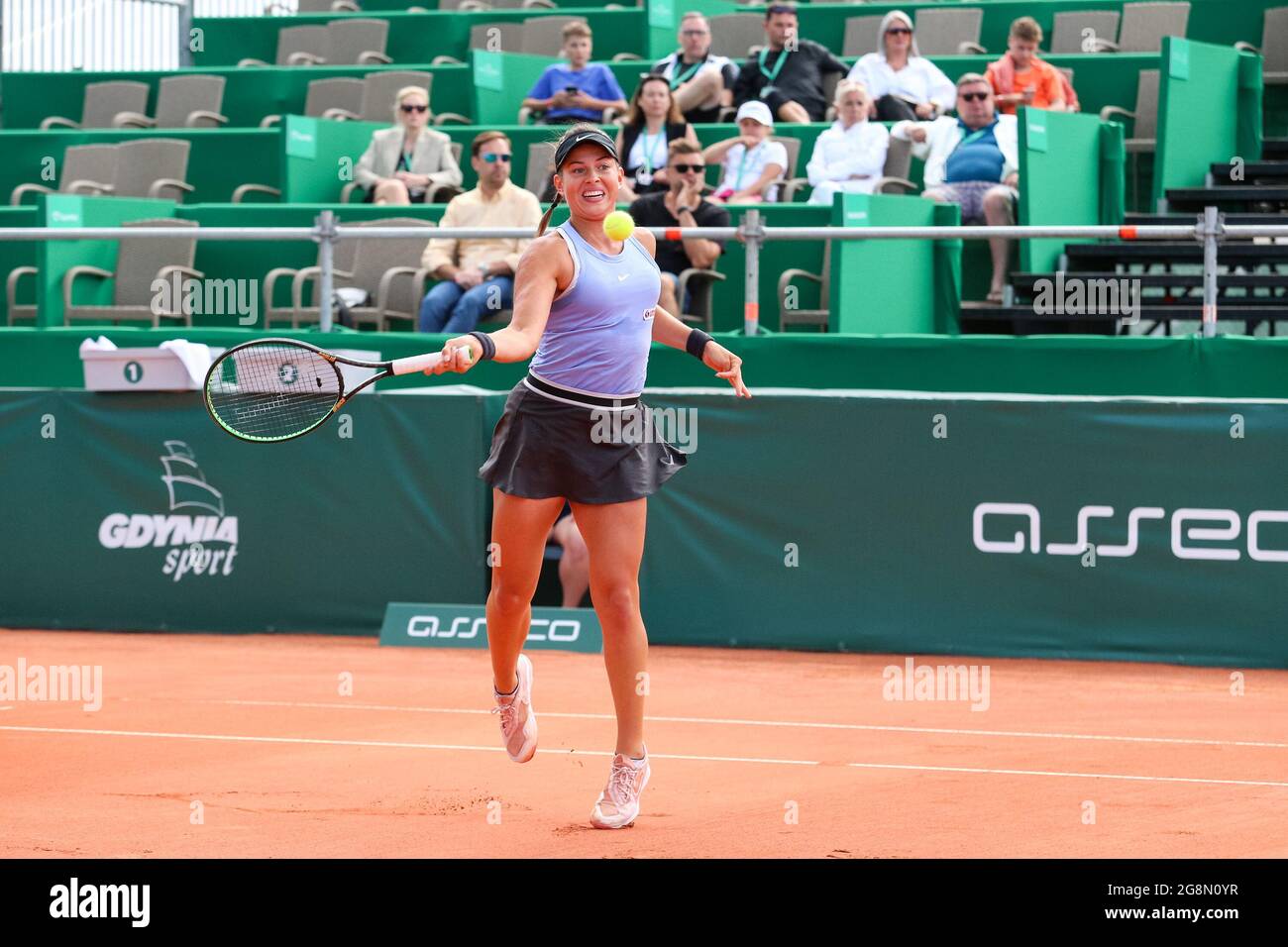 Danzica, Polonia. 21 luglio 2021. Weronika Falkowska (POLONIA) gioca contro Tamara Korpatsch (GERMANIA) durante il BNP Paribas Poland Open Tournament (categoria WTA 250) a Gdynia. (Punteggio finale 7:5, 6:1 per Korpatsch). Credit: SOPA Images Limited/Alamy Live News Foto Stock