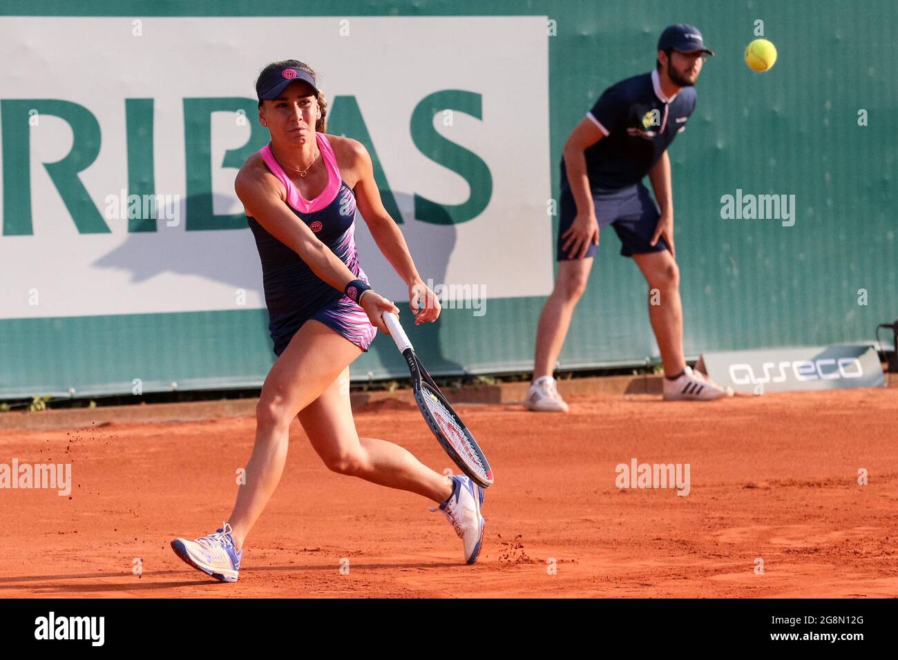 Danzica, Polonia. 21 luglio 2021. Irina Bara (ROMANIA) gioca contro Kristina Kucosa (SLOVACCHIA) durante il BNP Paribas Poland Open Tournament (categoria WTA 250) a Gdynia. Gioco sospeso con punteggio 3:6, 7:5, 2:4 (Kucova - Bara). Credit: SOPA Images Limited/Alamy Live News Foto Stock