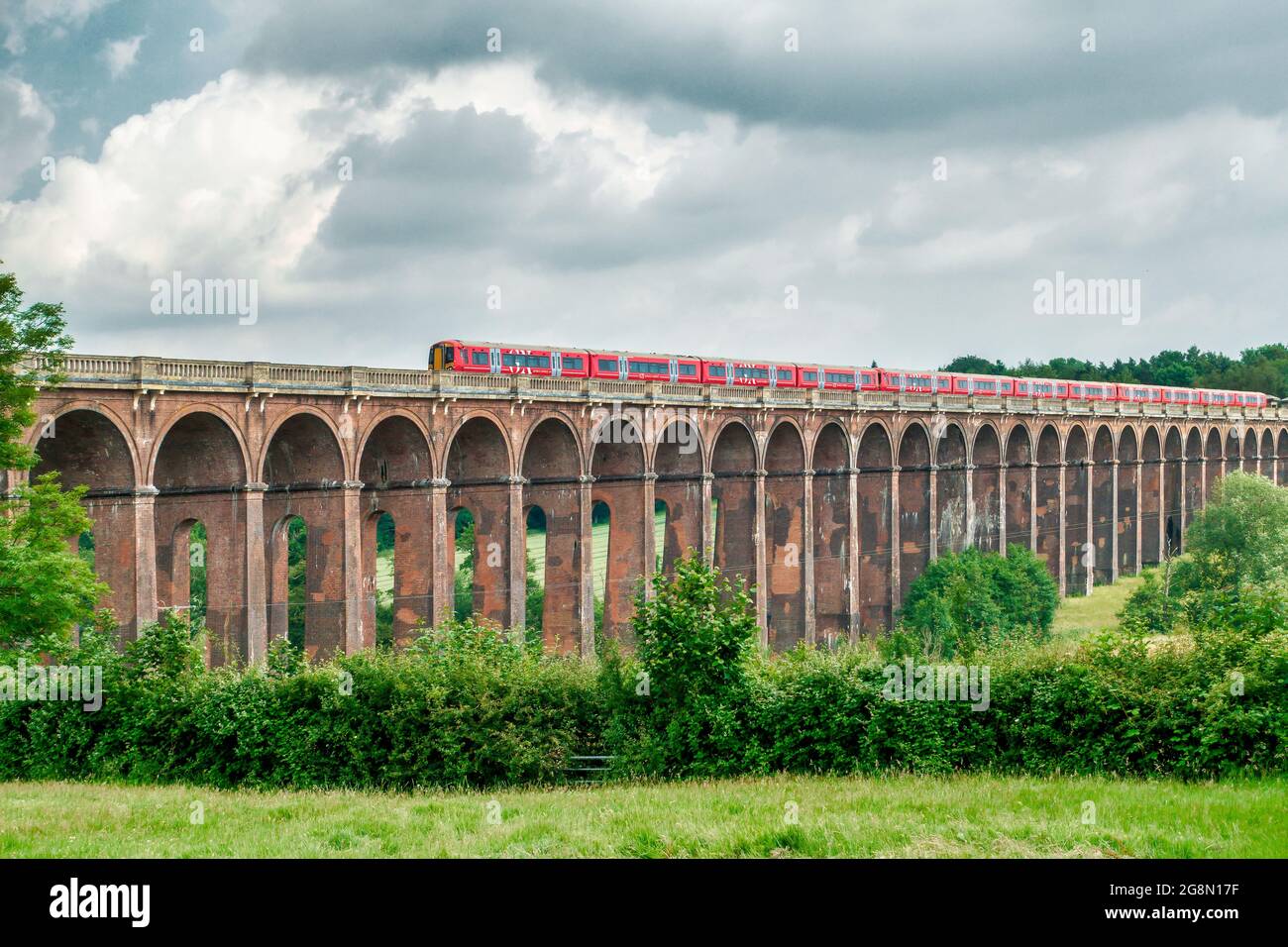 Gatwick Express, attraversando il Viadotto Balcombe, Sussex, Inghilterra il Viadotto della Valle di Ouse (o il Viadotto Balcombe) porta il Lin ferroviario Londra-Brighton Foto Stock