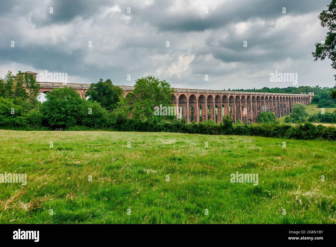 Il Viadotto della Valle di Ouse (o il Viadotto di Balcombe) trasporta la linea ferroviaria di Londra-Brighton sopra il fiume Ouse in Sussex. Si trova a nord o Foto Stock