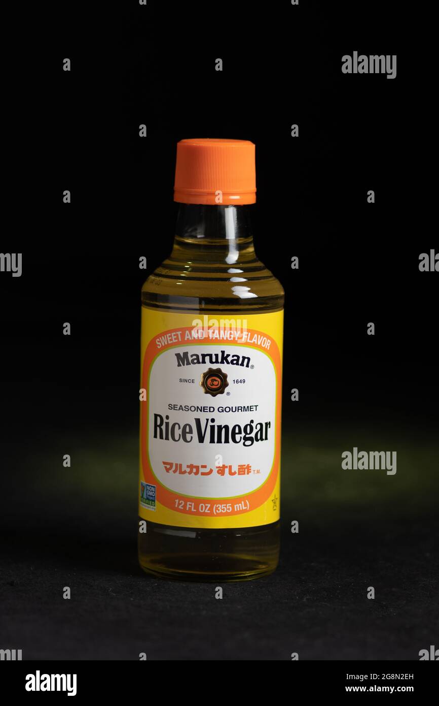 Bottiglia di aceto di riso su fondo scuro Foto Stock