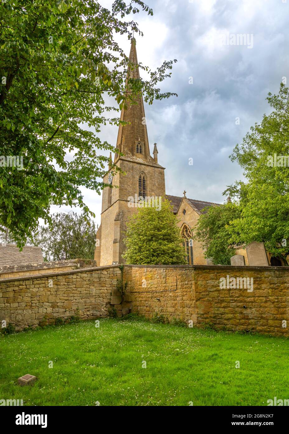 Chiesa di San Lorenzo nel villaggio Gloucestershire di Mickleton Foto Stock