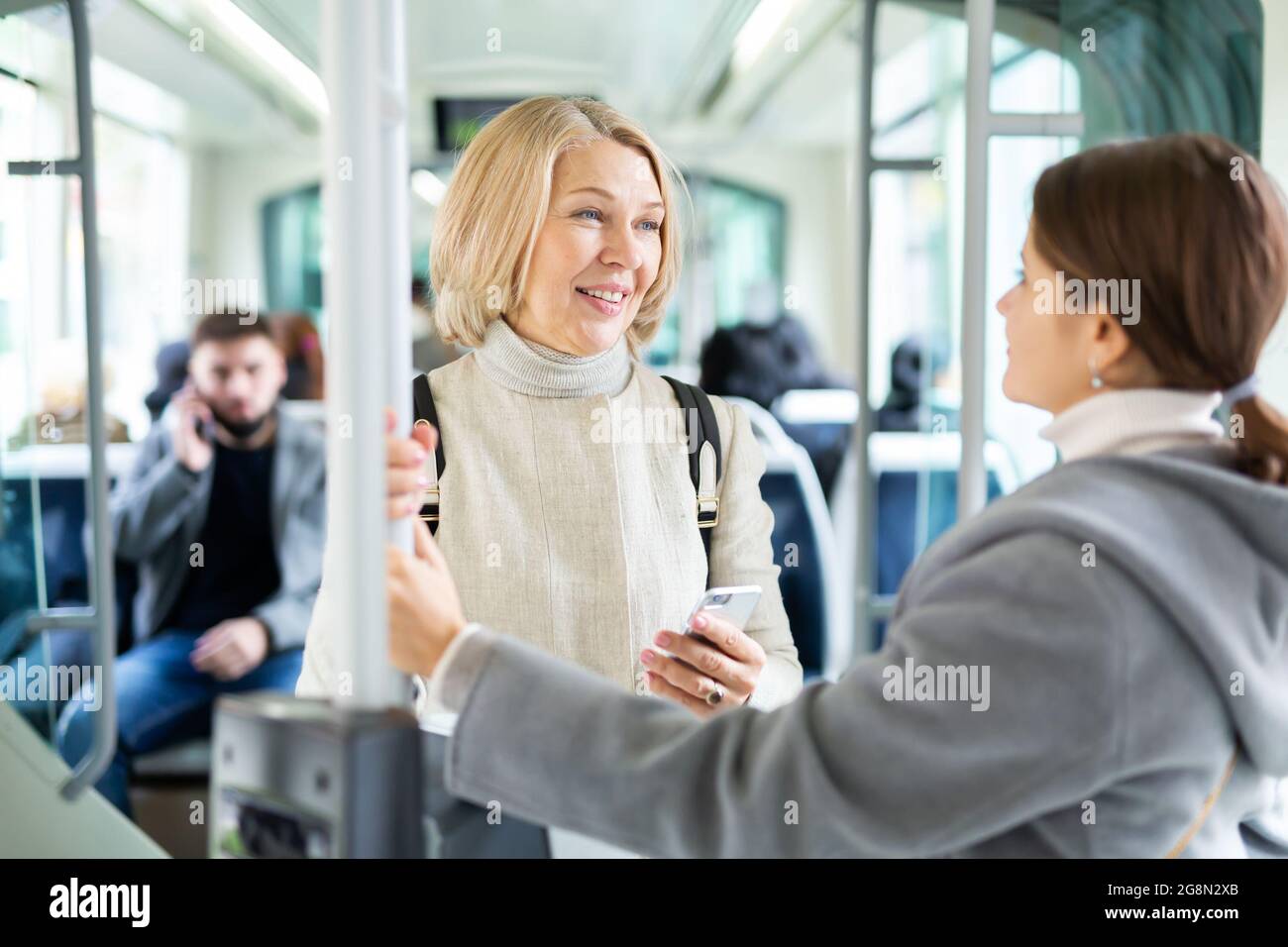 Due fidanzate parlano nella cabina del tram Foto Stock