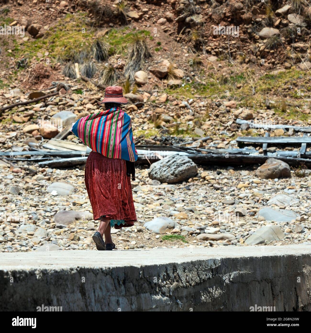 Peruviana Quechua indigena donna con borsa tessile a piedi su strada, Cusco, Perù. Foto Stock