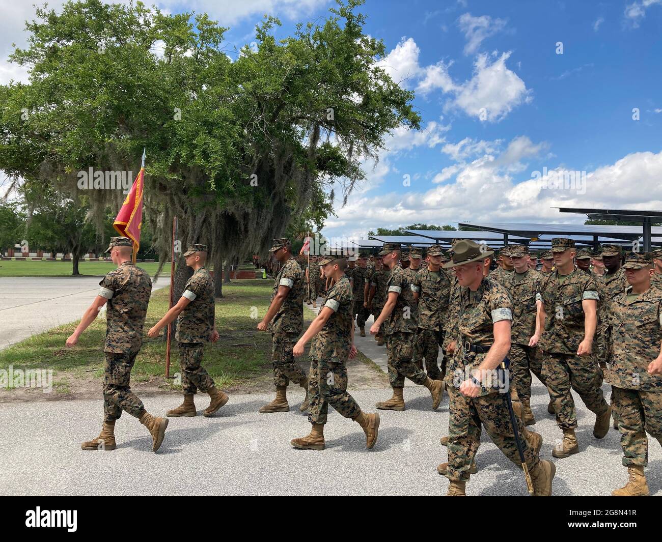 Isola di Parigi, South Caroline, US Marine Corps Training Facility, cadetti femminili marcia in formazione. I pochi, i fieri, i Marines. Foto Stock