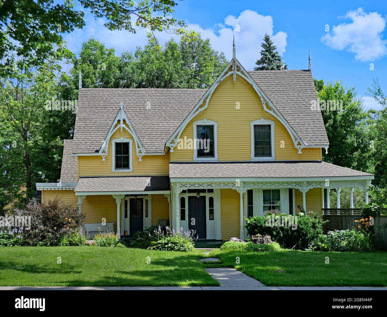 Ontario, Canada - ben conservato 19 ° secolo clapboard casa con grande portico, di un tipo che era abbastanza comune in piccole città. Foto Stock