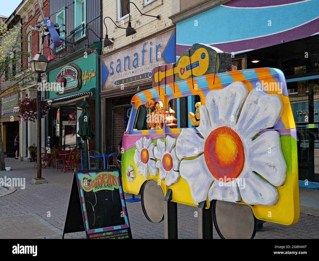 Ontario, Canada - la pittoresca cittadina di Orillia, famosa per il festival di musica folk di Mariposa, ha decorazioni a tema sulla sua strada principale. Foto Stock