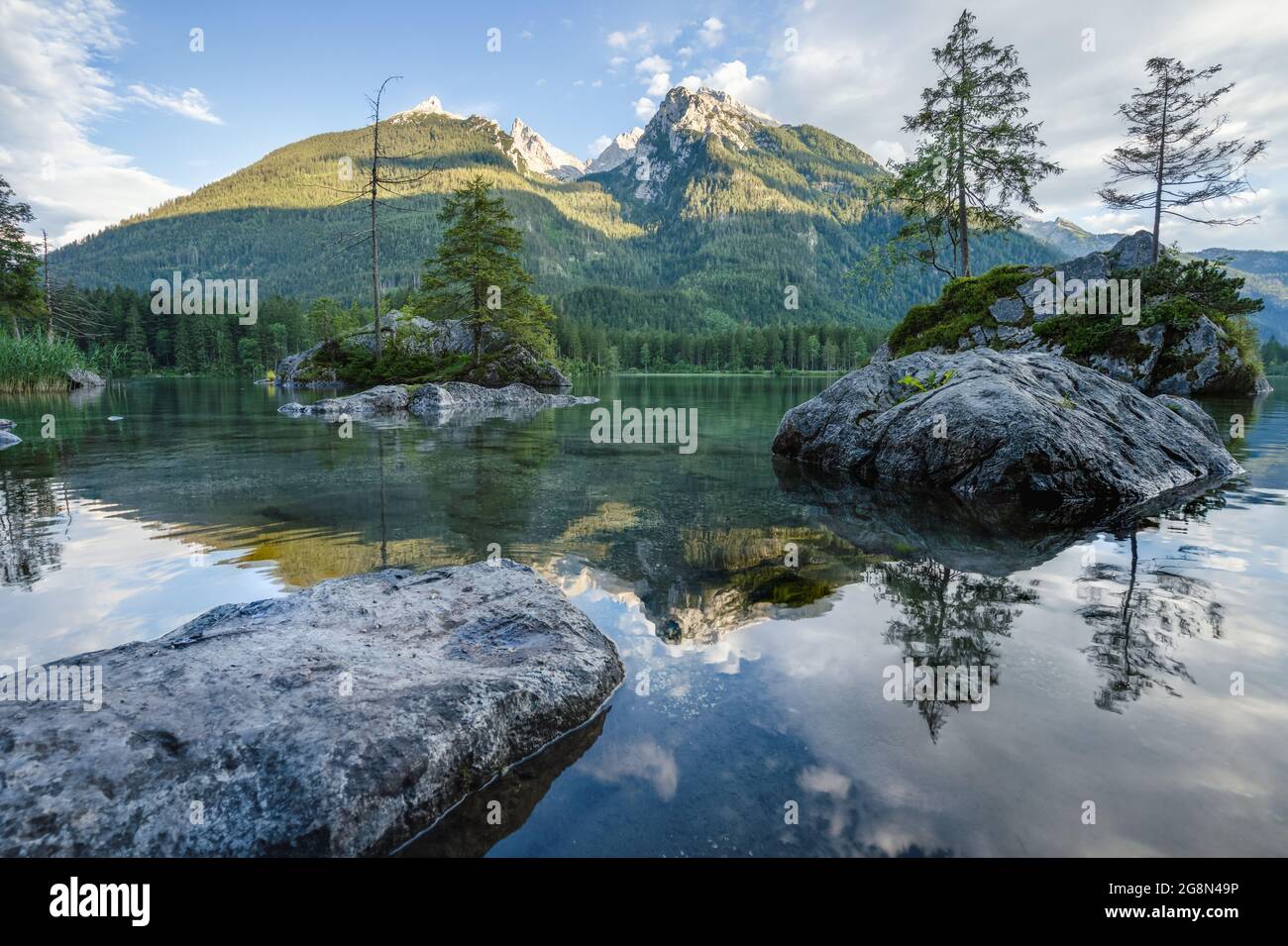 Lago di Hintersee con il riflesso delle vette di Watzmann. Ramsau Berchtesgaden Baviera, Germania, Europa Foto Stock