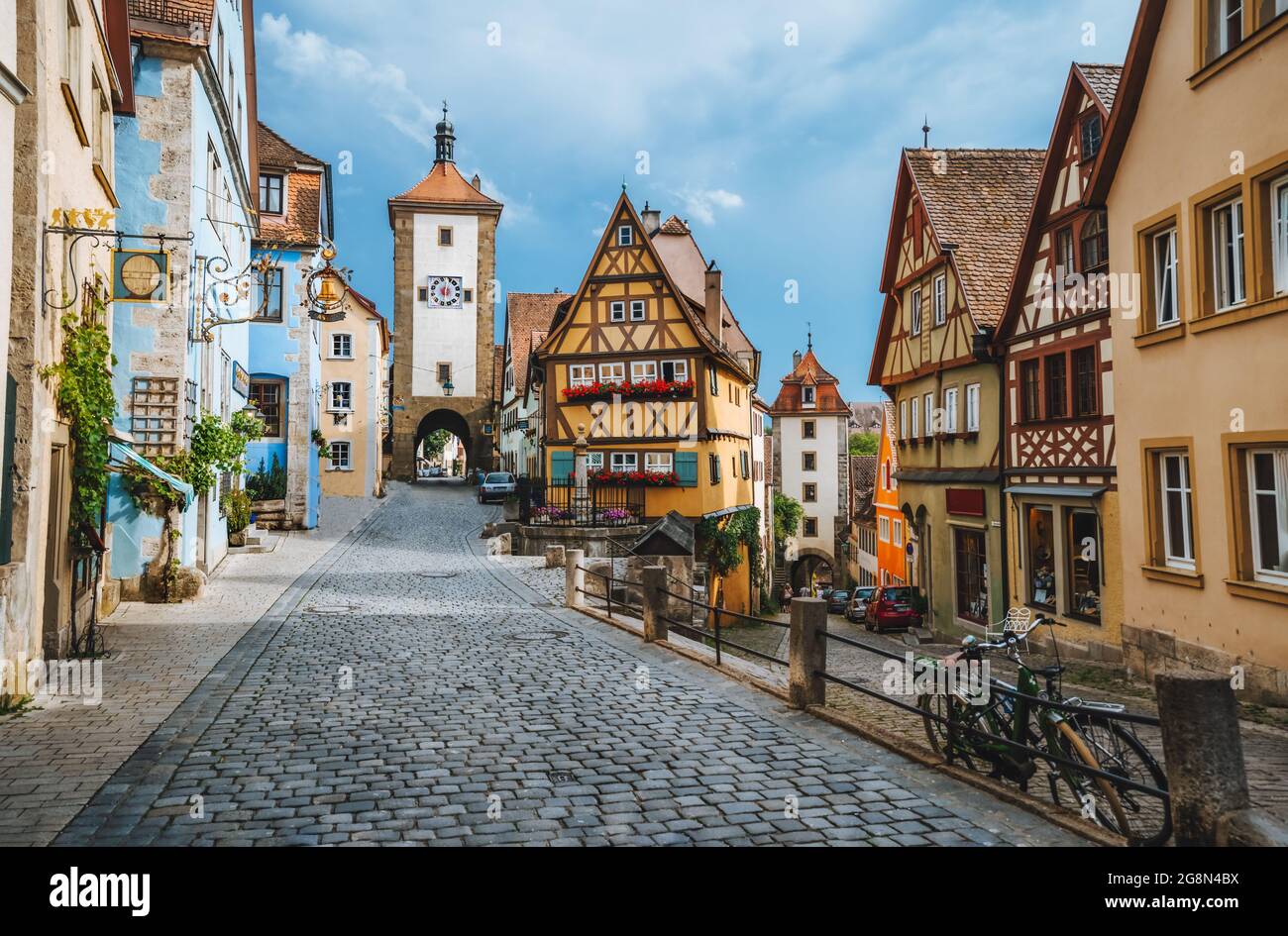 Rothenburg ob der Tauber, pittoresca città medievale in Germania, famoso sito patrimonio culturale dell'umanità dell'UNESCO, popolare destinazione di viaggio Foto Stock