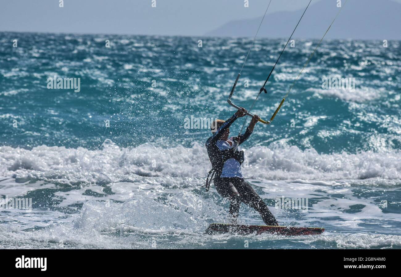 Mersin, Turchia. 21 luglio 2021. Una donna kitesurf nel Mar Mediterraneo durante una giornata ventosa nella città costiera di Tasucu a Mersin, Turchia, mercoledì 21 luglio 2021. (Foto di Altan Gocher/GochreImagery/Sipa USA) Credit: Sipa USA/Alamy Live News Foto Stock